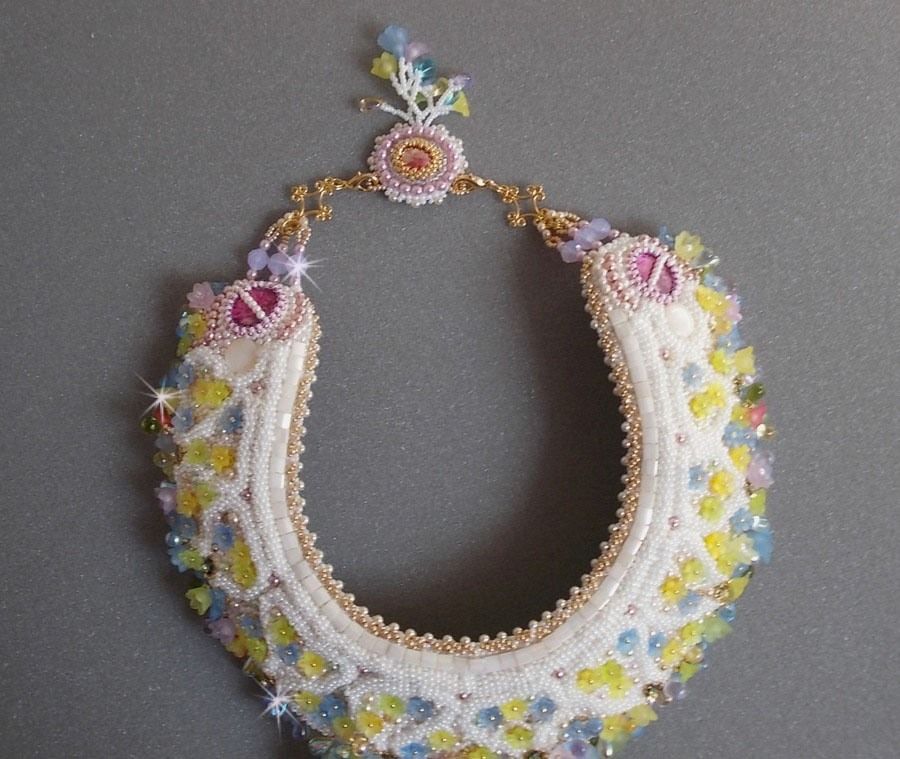 Envolée Fleurie halskjede, lucite blomster, perler og frøperler brodert i Haute-Couture-stil