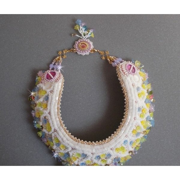 Envolée Fleurie halskjede, lucite blomster, perler og frøperler brodert i Haute-Couture-stil