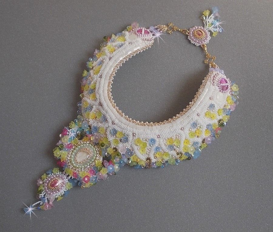 Envolée Fleurie halskjede, lucite blomster, perler og frøperler brodert i Haute-Couture-stil