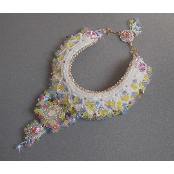 Envolée Fleurie halskjede, lucite blomster, perler og frøperler brodert i Haute-Couture-stil