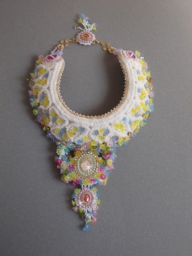 Envolée Fleurie halskjede, lucite blomster, perler og frøperler brodert i Haute-Couture-stil