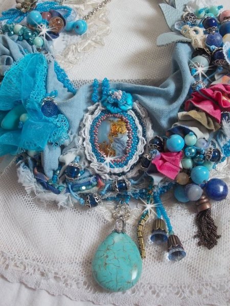 Wild West halskjede, en trend fra det amerikanske vesten med halvedelstener og forskjellige perler.