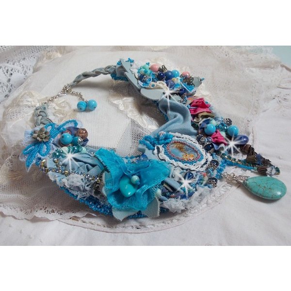 Wild West halskjede, en trend fra det amerikanske vesten med halvedelstener og forskjellige perler.