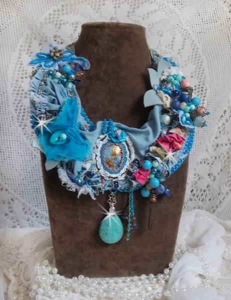 Wild West halskjede, en trend fra det amerikanske vesten med halvedelstener og forskjellige perler.