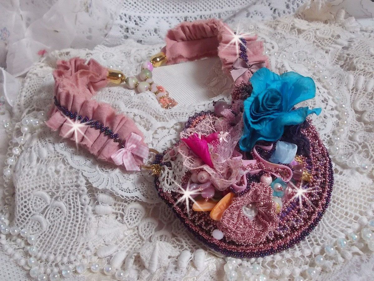 Jardin Poétique halskjede med blonder, Swarovski-krystaller, perler, frøperler, 18K gullbelagt sølv og halvedelperler
