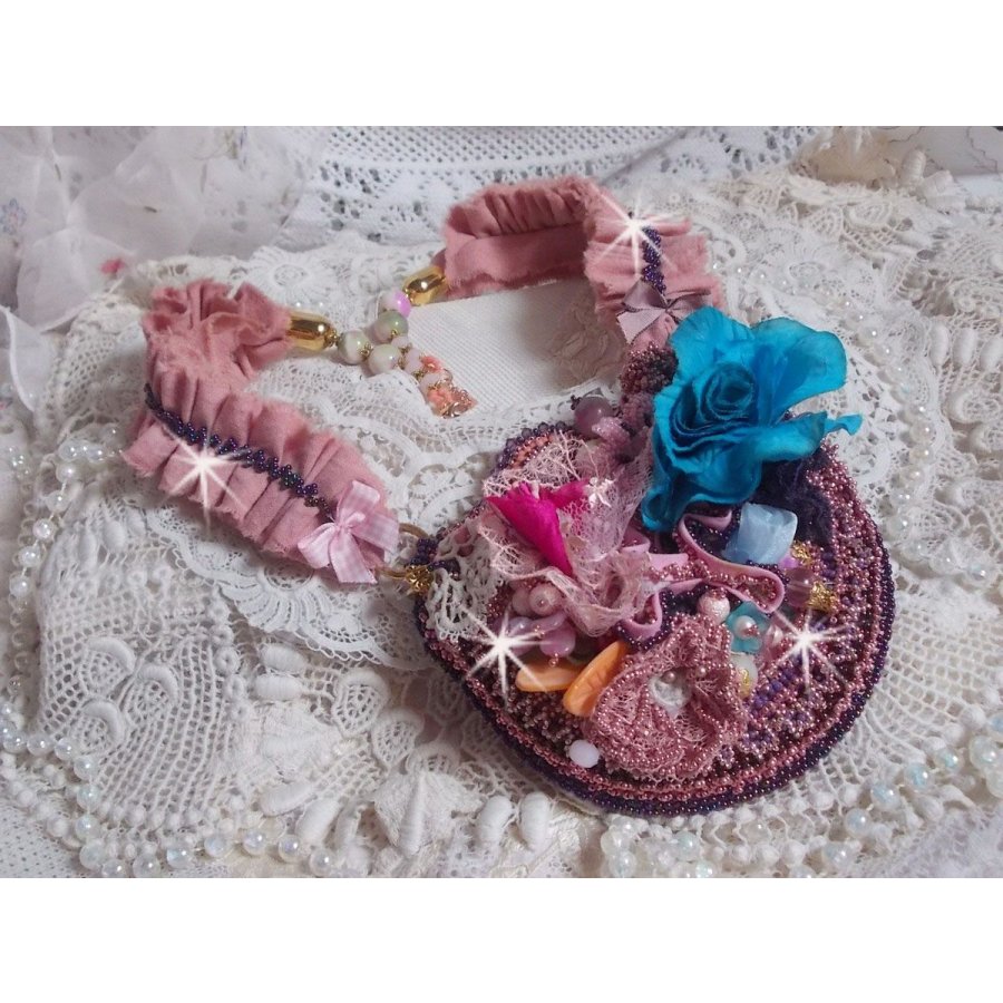 Jardin Poétique halskjede med blonder, Swarovski-krystaller, perler, frøperler, 18K gullbelagt sølv og halvedelperler
