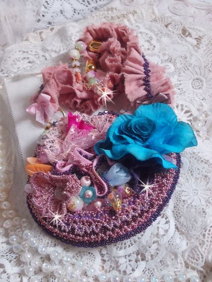 Jardin Poétique halskjede med blonder, Swarovski-krystaller, perler, frøperler, 18K gullbelagt sølv og halvedelperler