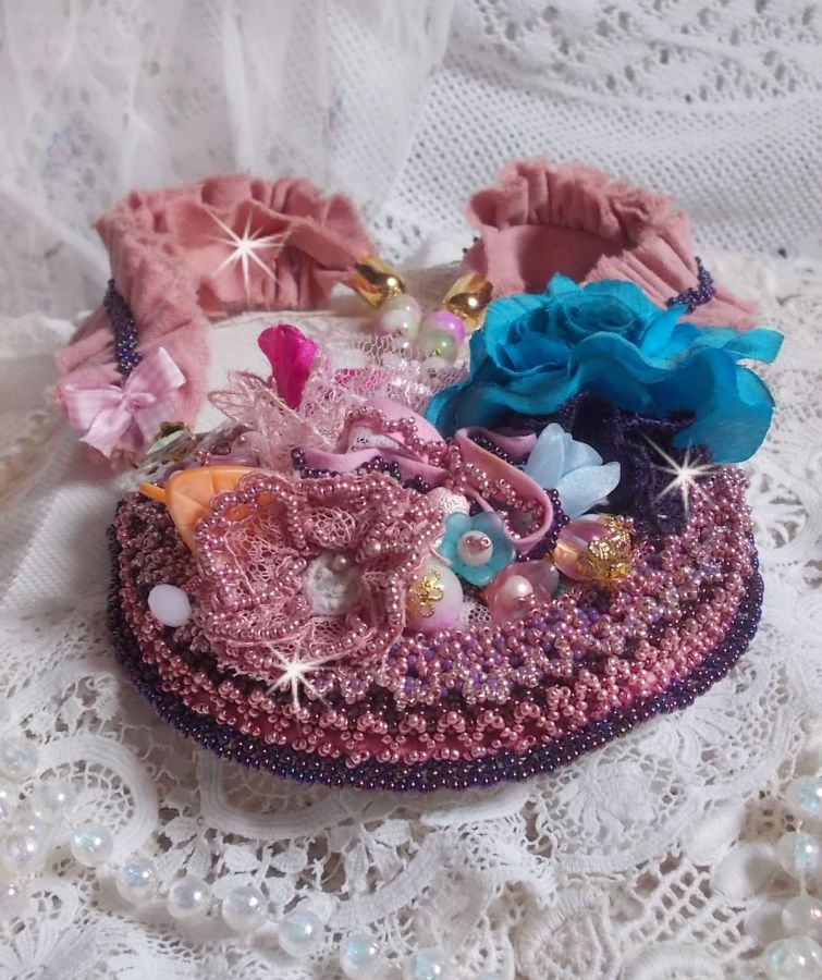 Jardin Poétique halskjede med blonder, Swarovski-krystaller, perler, frøperler, 18K gullbelagt sølv og halvedelperler