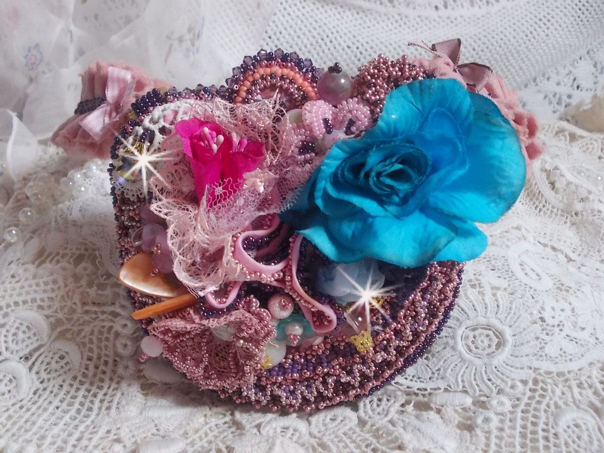 Jardin Poétique halskjede med blonder, Swarovski-krystaller, perler, frøperler, 18K gullbelagt sølv og halvedelperler