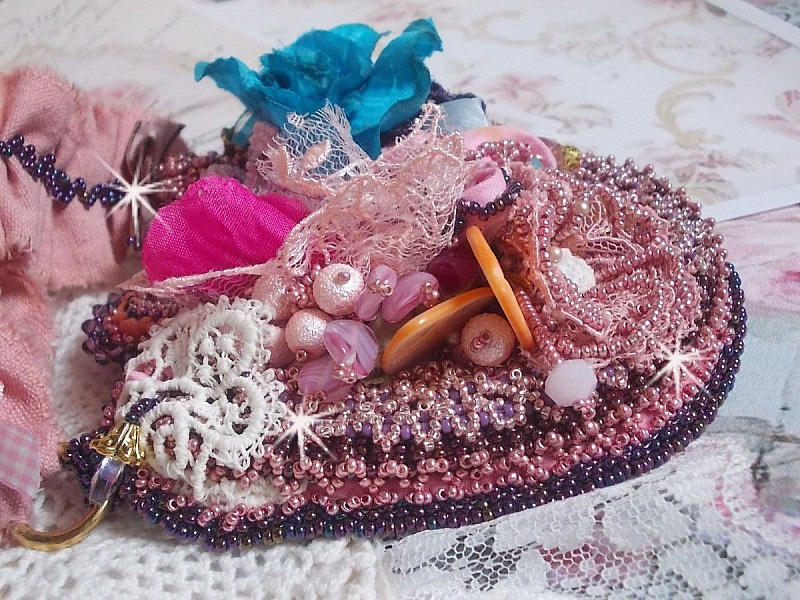 Jardin Po&eacute;tique halskjede med blonder, Swarovski-krystaller, perler, fr&oslash;perler, 18K gullbelagt s&oslash;lv og halvedelperler