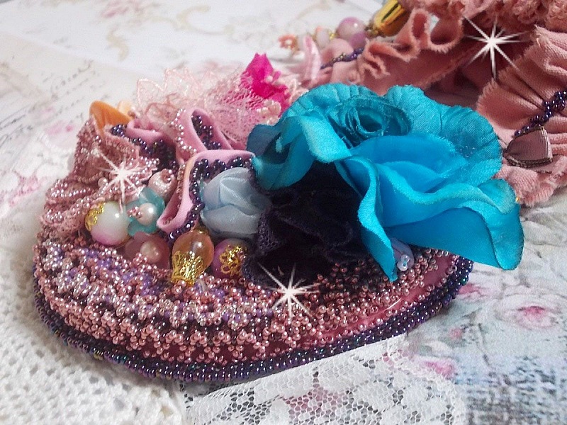 Jardin Po&eacute;tique halskjede med blonder, Swarovski-krystaller, perler, fr&oslash;perler, 18K gullbelagt s&oslash;lv og halvedelperler