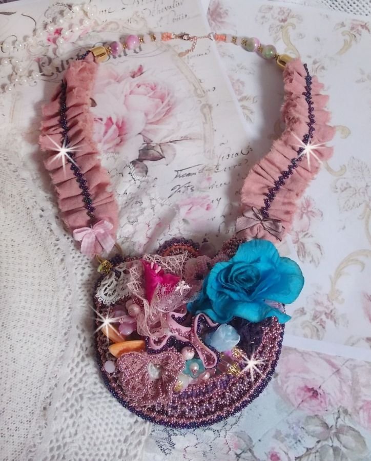 Jardin Poétique halskjede med blonder, Swarovski-krystaller, perler, frøperler, 18K gullbelagt sølv og halvedelperler