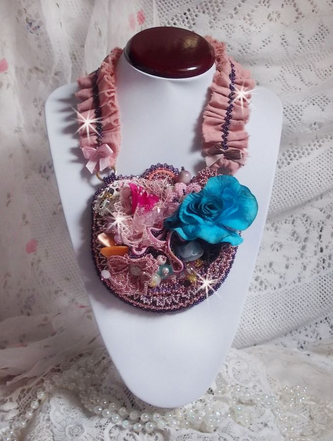 Jardin Poétique halskjede med blonder, Swarovski-krystaller, perler, frøperler, 18K gullbelagt sølv og halvedelperler