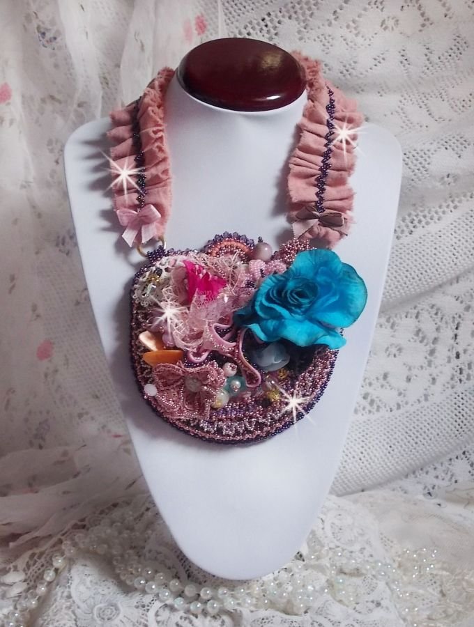 Jardin Poétique halskjede med blonder, Swarovski-krystaller, perler, frøperler, 18K gullbelagt sølv og halvedelperler