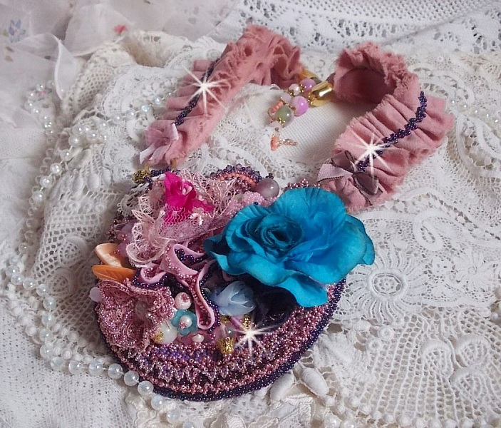 Jardin Po&eacute;tique halskjede med blonder, Swarovski-krystaller, perler, fr&oslash;perler, 18K gullbelagt s&oslash;lv og halvedelperler