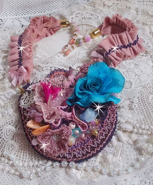 Jardin Po&eacute;tique halskjede med blonder, Swarovski-krystaller, perler, fr&oslash;perler, 18K gullbelagt s&oslash;lv og halvedelperler