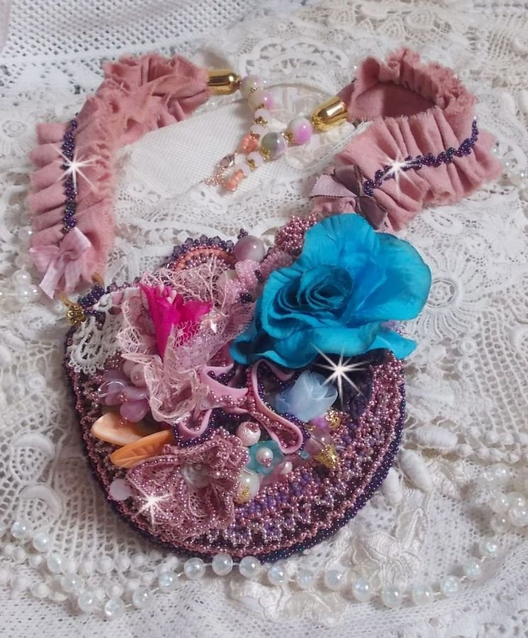 Jardin Poétique halskjede med blonder, Swarovski-krystaller, perler, frøperler, 18K gullbelagt sølv og halvedelperler