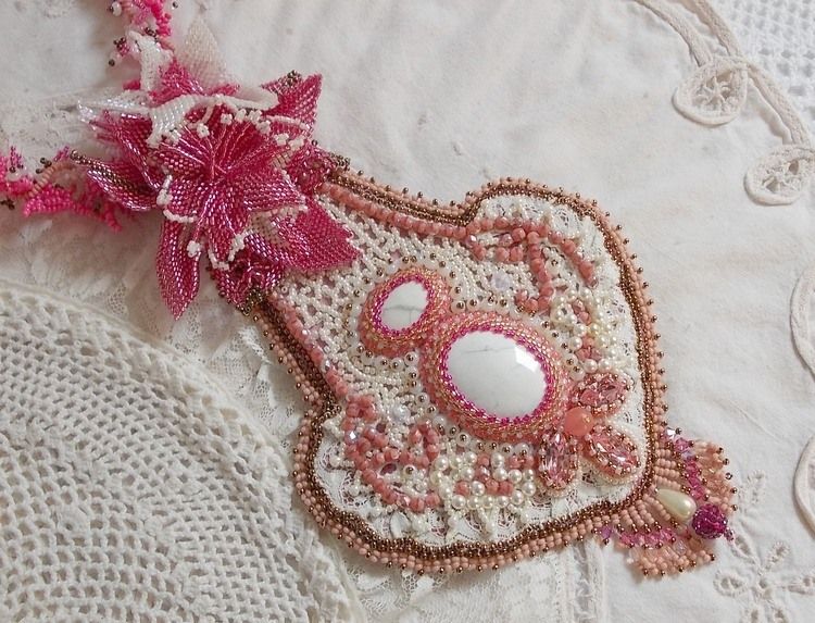 Pink Lily halskjede med hvit Howlite edelsten, frøperler, blonder og forskjellige perler Haute-Couture stil