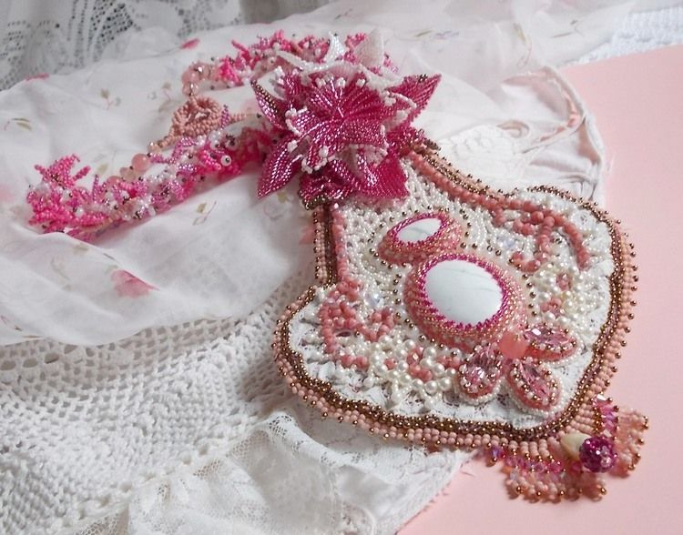 Pink Lily halskjede med hvit Howlite edelsten, frøperler, blonder og forskjellige perler Haute-Couture stil