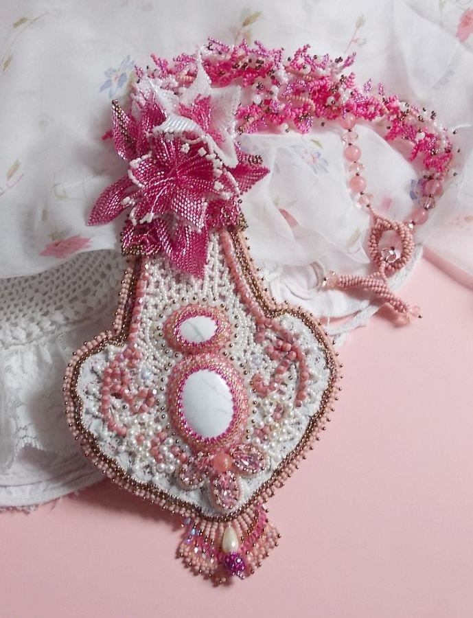 Pink Lily halskjede med hvit Howlite edelsten, frøperler, blonder og forskjellige perler Haute-Couture stil