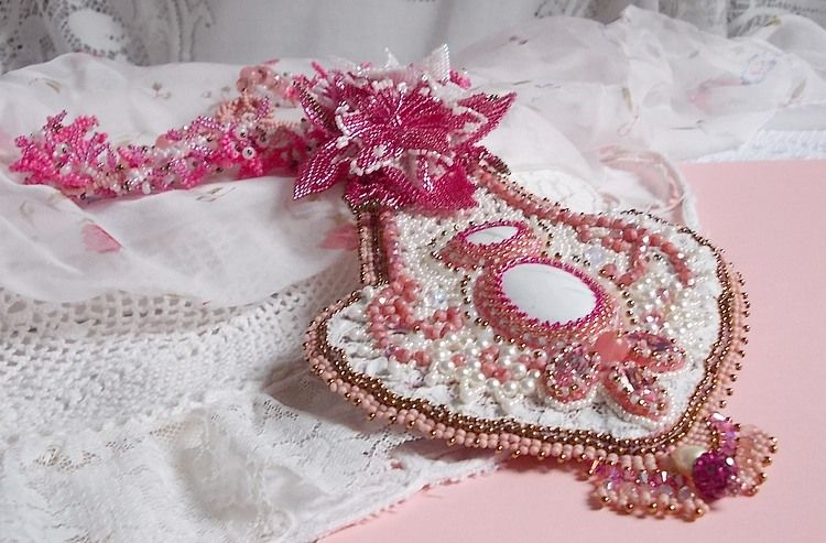Pink Lily halskjede med hvit Howlite edelsten, frøperler, blonder og forskjellige perler Haute-Couture stil