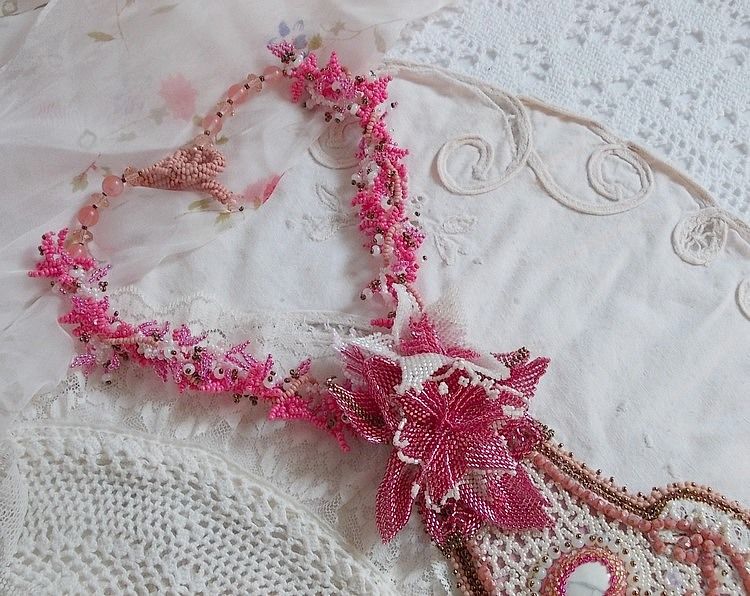 Pink Lily halskjede med hvit Howlite edelsten, frøperler, blonder og forskjellige perler Haute-Couture stil