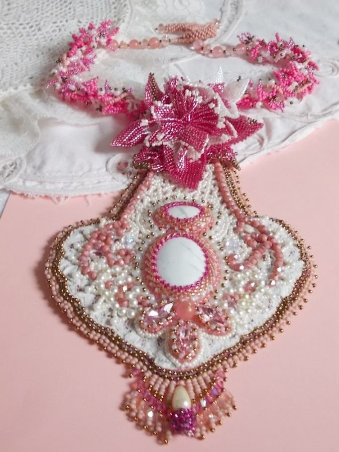 Pink Lily halskjede med hvit Howlite edelsten, frøperler, blonder og forskjellige perler Haute-Couture stil