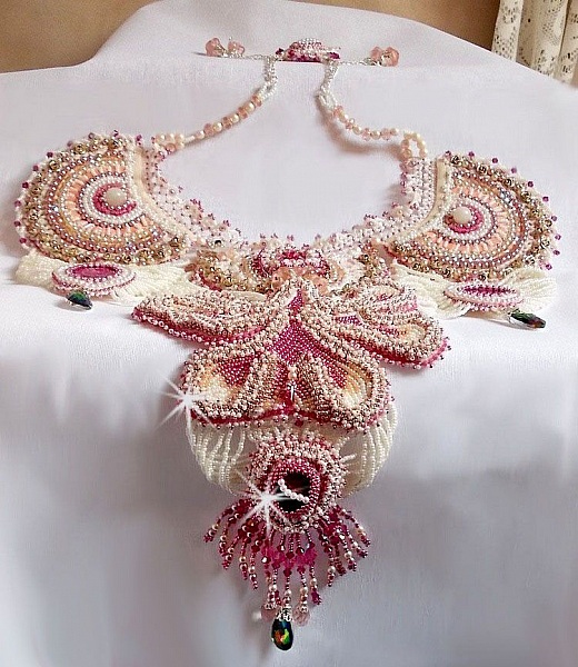 Collier plastron Madame de Pompadour, le plaisir des yeux brod&eacute; avec des perles de qualit&eacute; fa&ccedil;on Haute-Couture