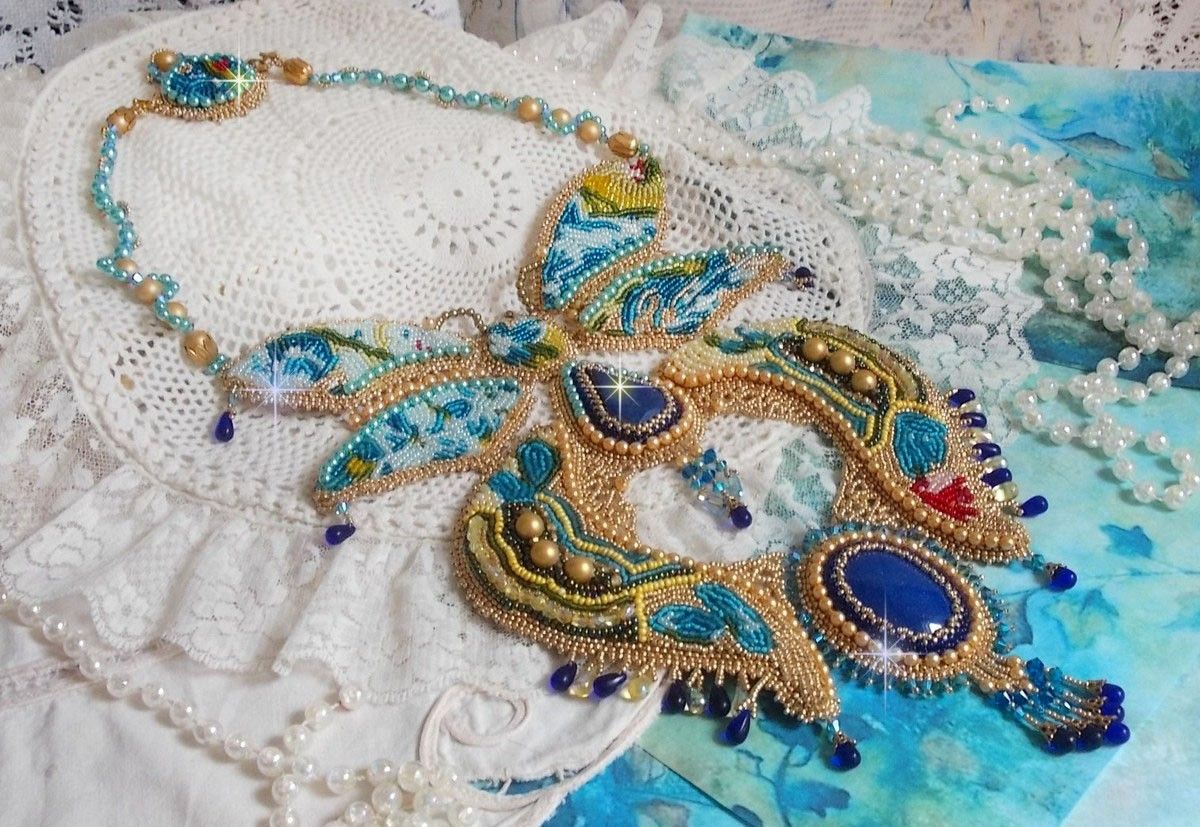 Haute-Couture Blue Gold Butterfly Halskjede brodert med edelstener, krystaller, glassperler og frøperler