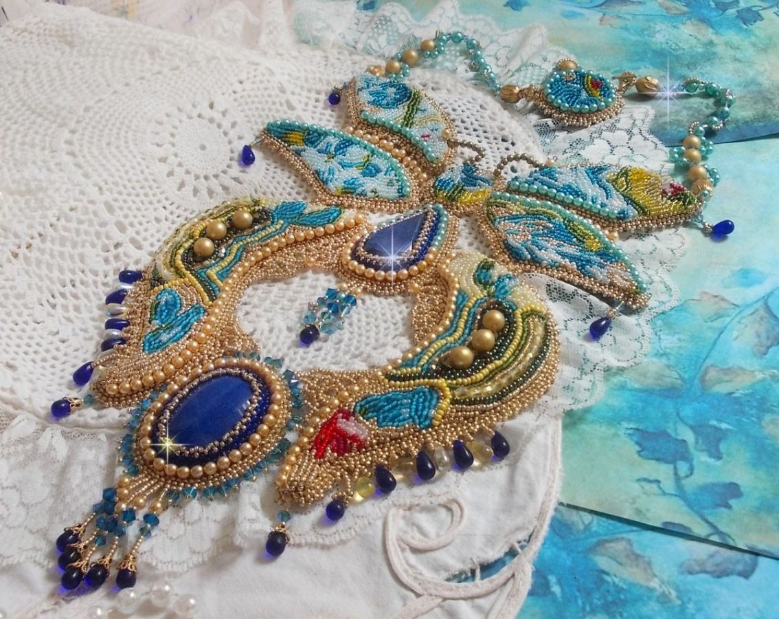 Haute-Couture Blue Gold Butterfly Halskjede brodert med edelstener, krystaller, glassperler og frøperler