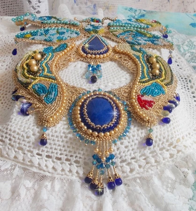 Haute-Couture Blue Gold Butterfly Halskjede brodert med edelstener, krystaller, glassperler og frøperler