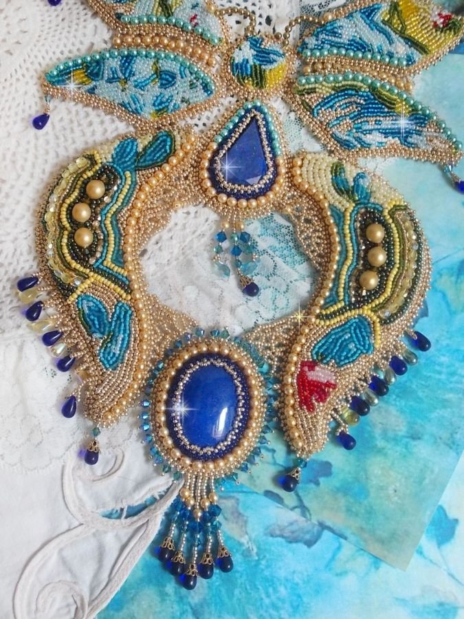 Haute-Couture Blue Gold Butterfly Halskjede brodert med edelstener, krystaller, glassperler og frøperler