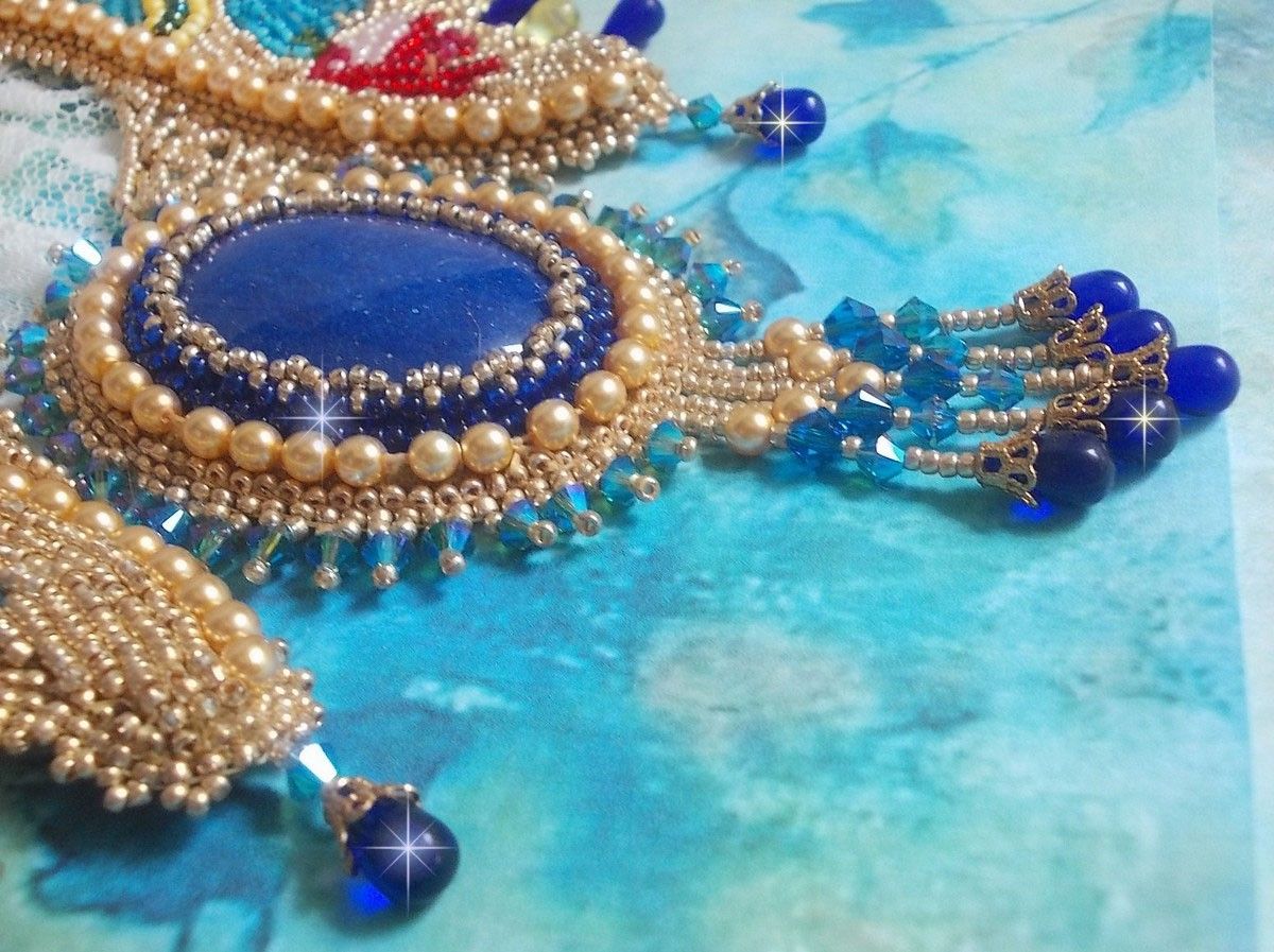 Haute-Couture Blue Gold Butterfly Halskjede brodert med edelstener, krystaller, glassperler og frøperler
