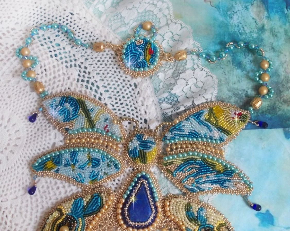 Haute-Couture Blue Gold Butterfly Halskjede brodert med edelstener, krystaller, glassperler og frøperler