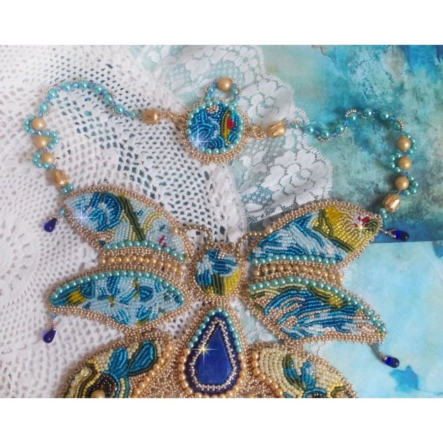 Haute-Couture Blue Gold Butterfly Halskjede brodert med edelstener, krystaller, glassperler og frøperler