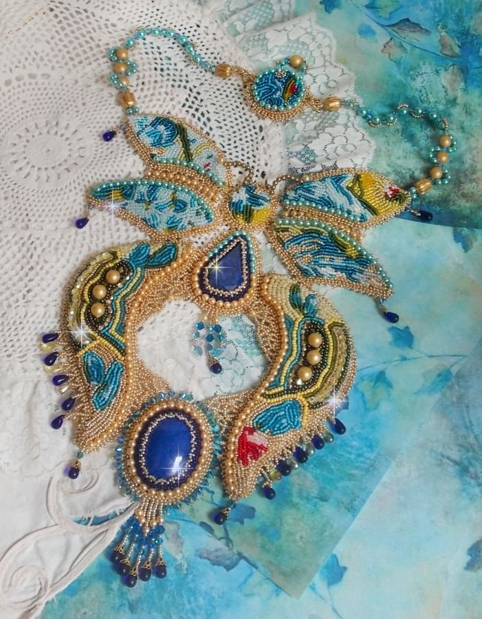 Haute-Couture Blue Gold Butterfly Halskjede brodert med edelstener, krystaller, glassperler og frøperler