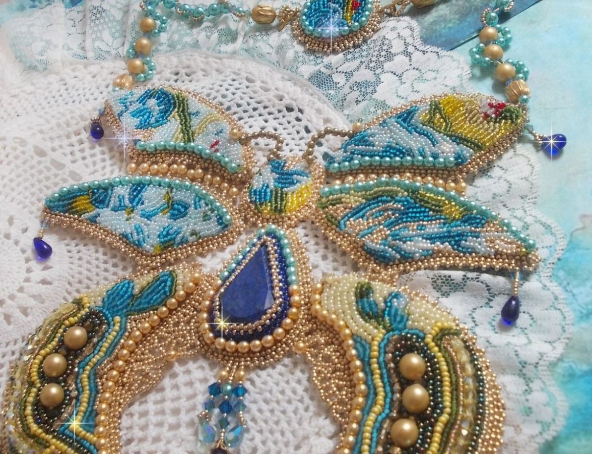 Haute-Couture Blue Gold Butterfly Halskjede brodert med edelstener, krystaller, glassperler og frøperler