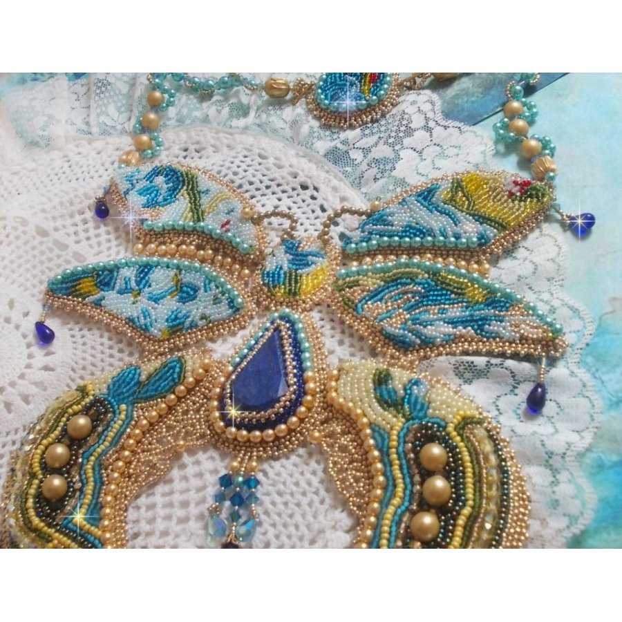 Haute-Couture Blue Gold Butterfly Halskjede brodert med edelstener, krystaller, glassperler og frøperler