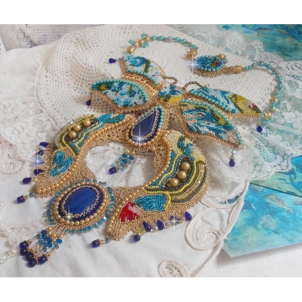 Haute-Couture Blue Gold Butterfly Halskjede brodert med edelstener, krystaller, glassperler og fr&oslash;perler