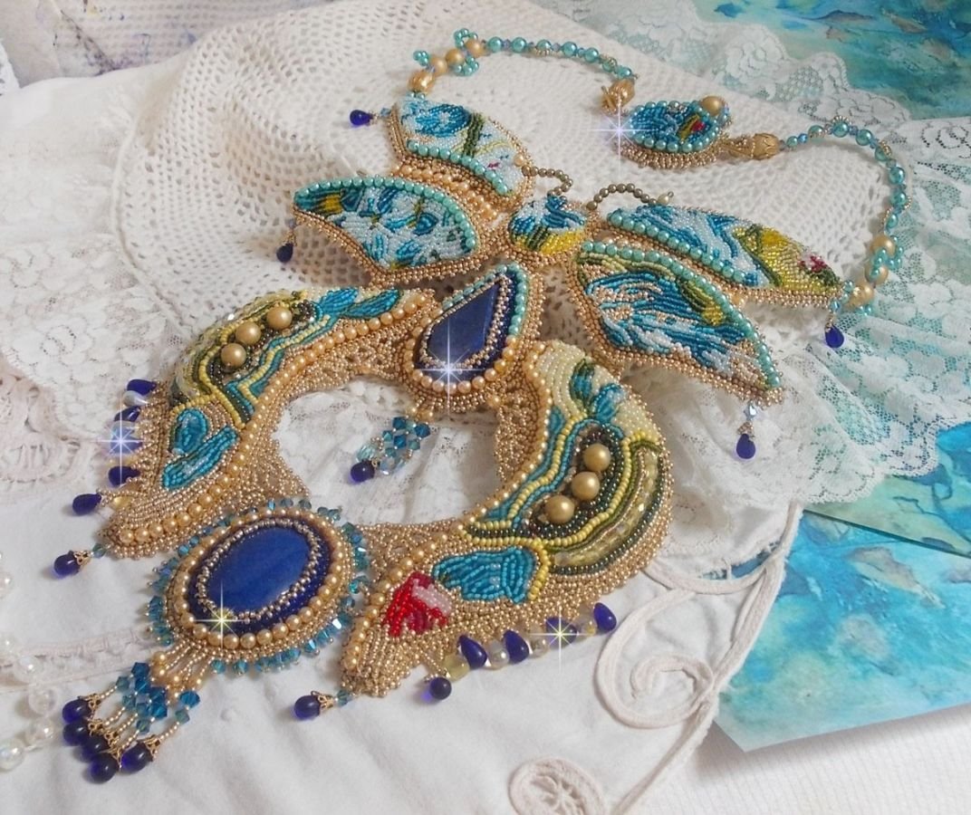 Haute-Couture Blue Gold Butterfly Halskjede brodert med edelstener, krystaller, glassperler og frøperler