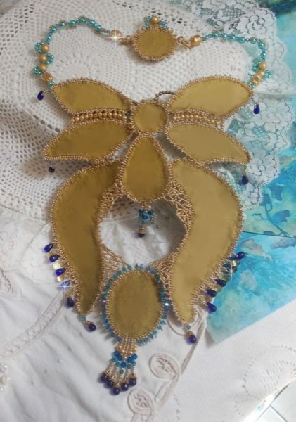 Haute-Couture Blue Gold Butterfly Halskjede brodert med edelstener, krystaller, glassperler og fr&oslash;perler