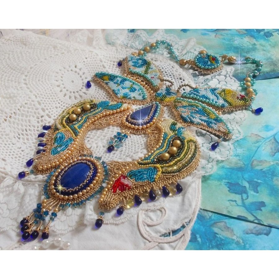 Haute-Couture Blue Gold Butterfly Halskjede brodert med edelstener, krystaller, glassperler og frøperler
