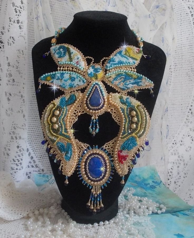 Haute-Couture Blue Gold Butterfly Halskjede brodert med edelstener, krystaller, glassperler og frøperler