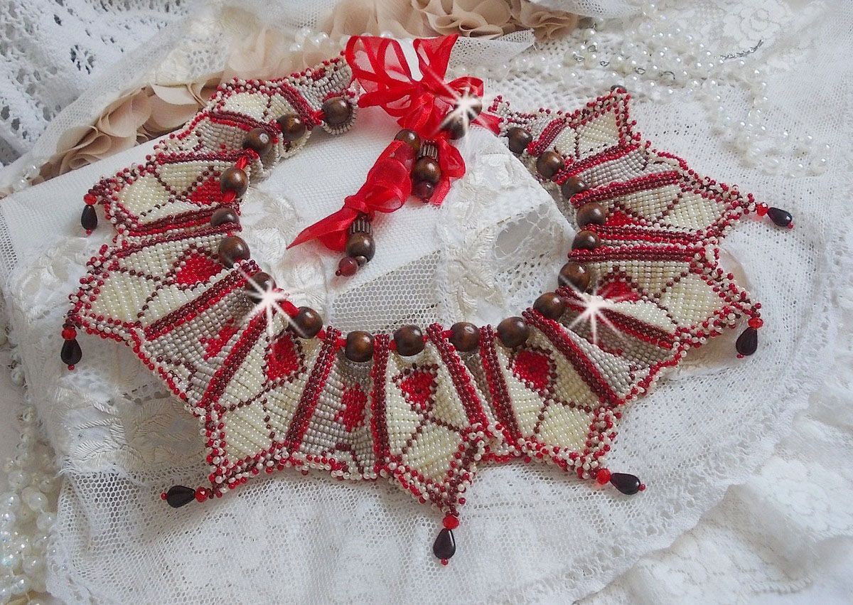 Romane smekkekjede, brodert med Bordeaux, elfenben og røde frøperler, flate kronbladdråper og treperler.
