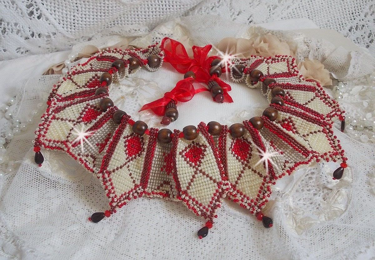 Romane smekkekjede, brodert med Bordeaux, elfenben og røde frøperler, flate kronbladdråper og treperler.