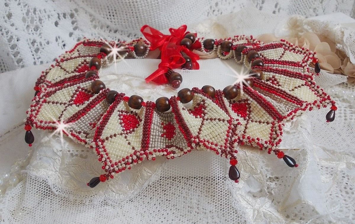 Romane smekkekjede, brodert med Bordeaux, elfenben og røde frøperler, flate kronbladdråper og treperler.