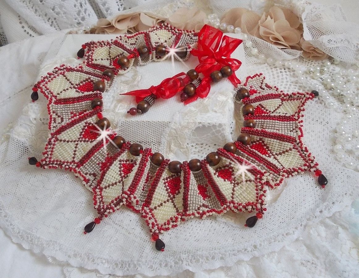 Romane smekkekjede, brodert med Bordeaux, elfenben og røde frøperler, flate kronbladdråper og treperler.