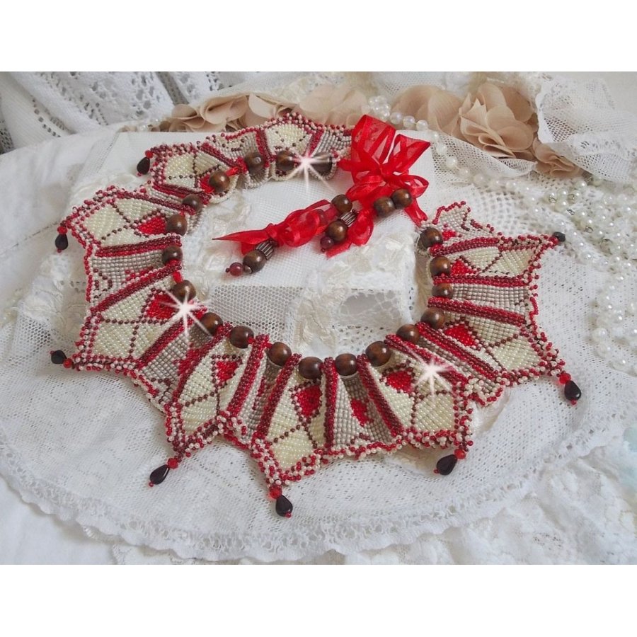 Romane smekkekjede, brodert med Bordeaux, elfenben og røde frøperler, flate kronbladdråper og treperler.