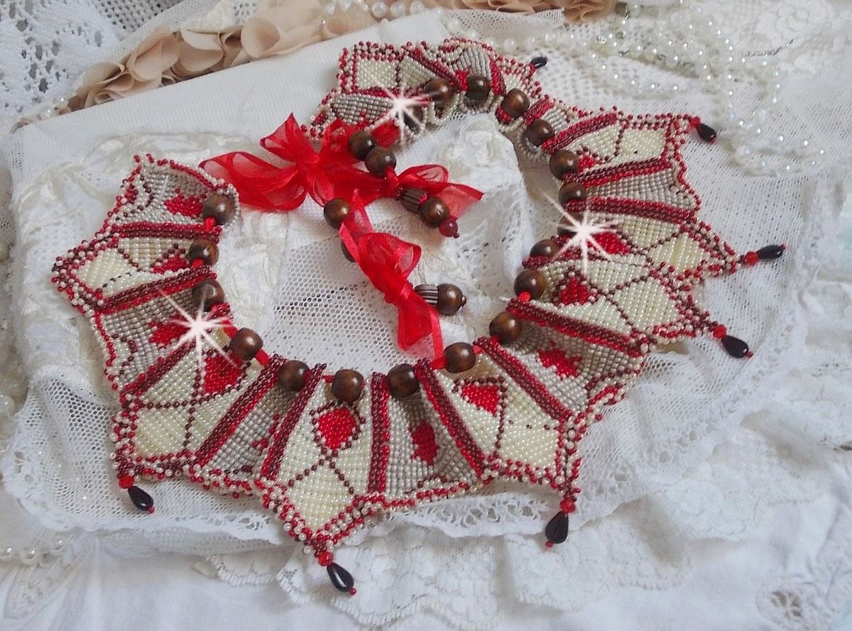 Romane smekkekjede, brodert med Bordeaux, elfenben og røde frøperler, flate kronbladdråper og treperler.