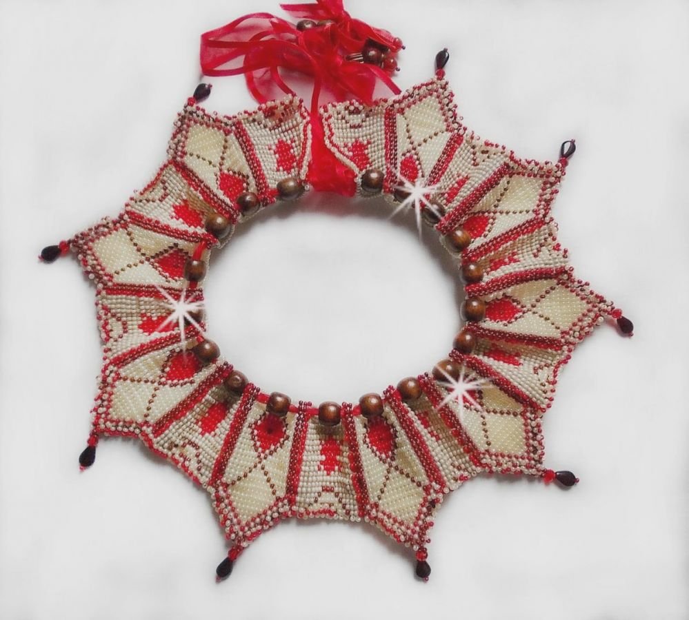 Romane smekkekjede, brodert med Bordeaux, elfenben og røde frøperler, flate kronbladdråper og treperler.